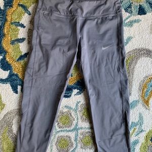 Women’s Nike Dri Fit mid-calf capri tights